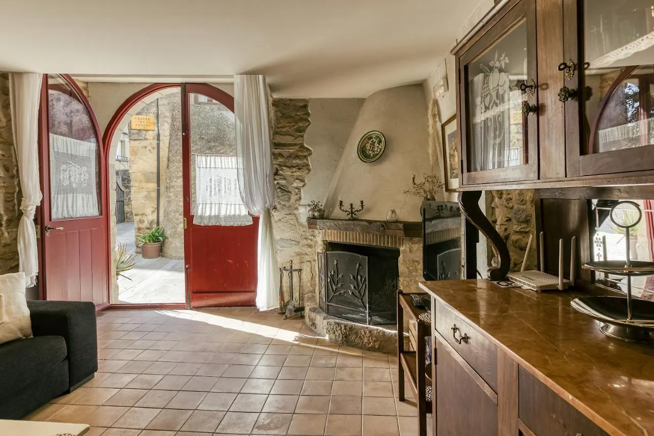 Casa Vermella Orriols 0*,